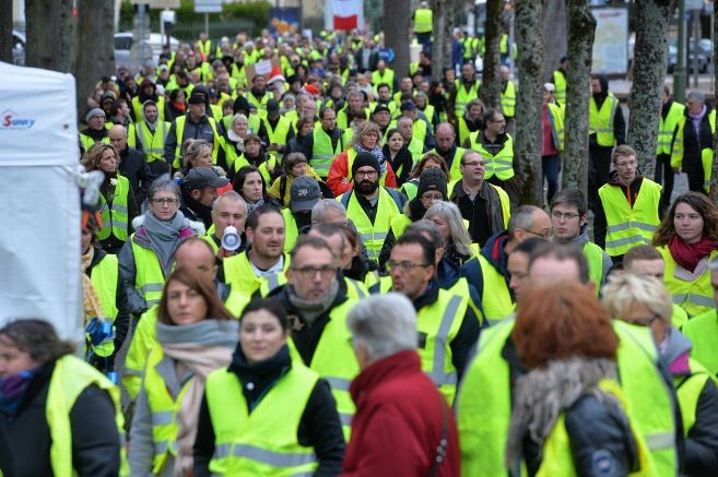 Sarı Yelekliler Macron'a haddini bildirdi