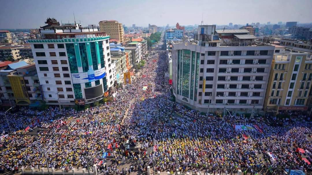 Myanmar’da darbeye karşı, halk sokaklardan geri çekilmiyor