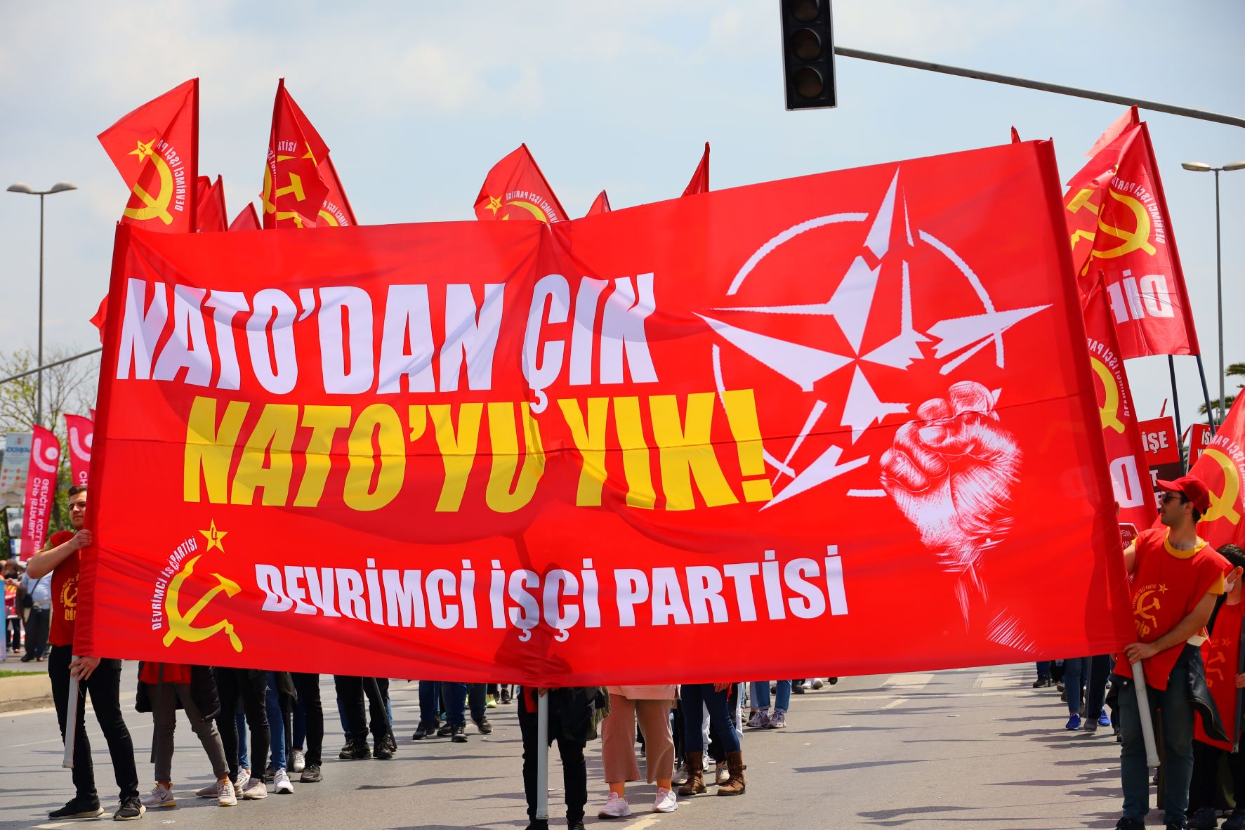 nato'dan çık! nato'yu yık! 