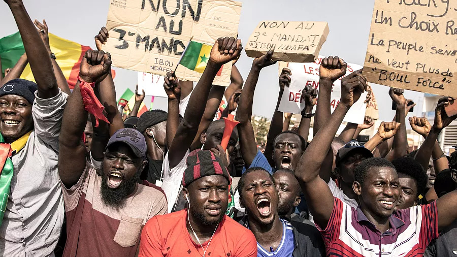 Senegal’de kitle eylemleri Fransız işbirlikçisi cumhurbaşkanını devirdi