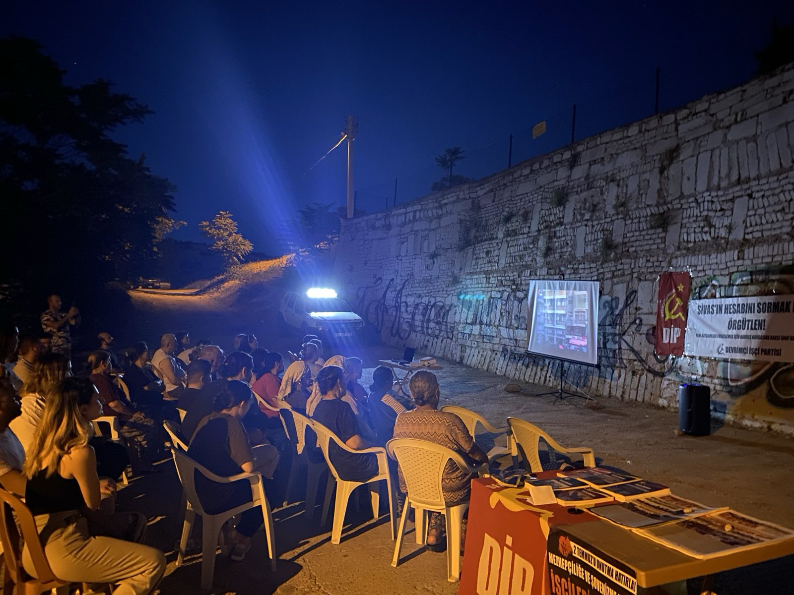 Devrimci İşçi Partisi Sivas katliamının 31. yıldönümünde İzmir’in emekçi mahallelerinden Altındağ’da “Sivas’ın hesabını sormak için örgütlen!” şiarıyla mahalle halkının ilgiyle katıldığı bir anma etkinliği düzenledi. 