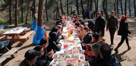 Dostların arasında güneşin sofrasında 1 Mayıs pikniğinde! 